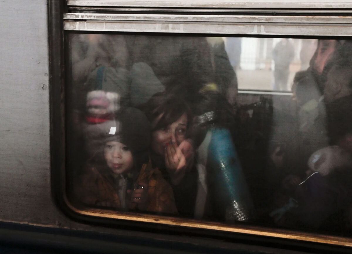 Беженцы эвакуируются из Киева (фото 2022, Сергей Долженко)