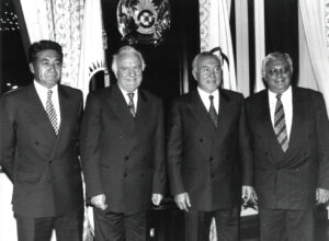 Эдуард Шеварднадзе и Нурсултан Назарбаев (по центру) (Казахстан, 1997)