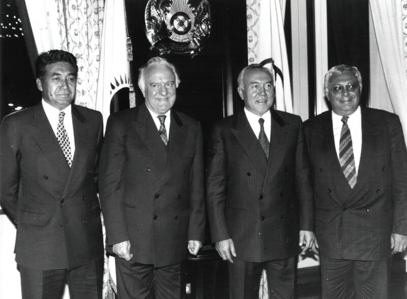 Шеварднадзе и Назарбаев (по центру) в Казахстане (1997)