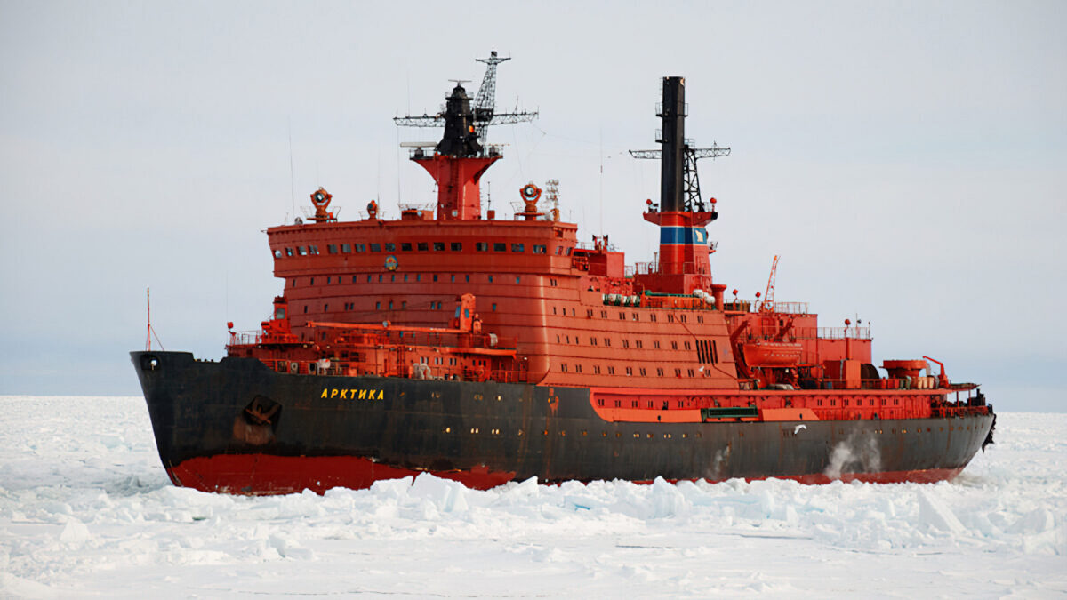 Атомный ледокол «Арктика», построен в 1971—1972, в 1977 стал первым в мире кораблём, который добрался до Северного полюса надводным путём