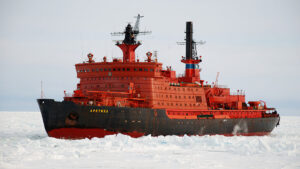 Атомный ледокол «Арктика», построен в 1971—1972, в 1977 стал первым судном, которое добралось до Северного полюса надводным путём