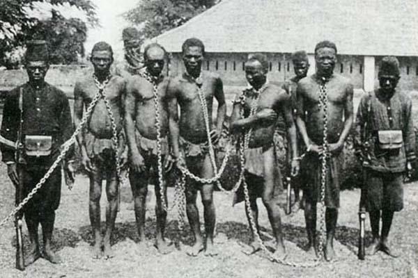 типичная картина бельгийского колониального режима в Конго, приблизительно 1900 год