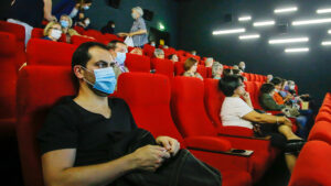 одинокие зрители в кинотеатре