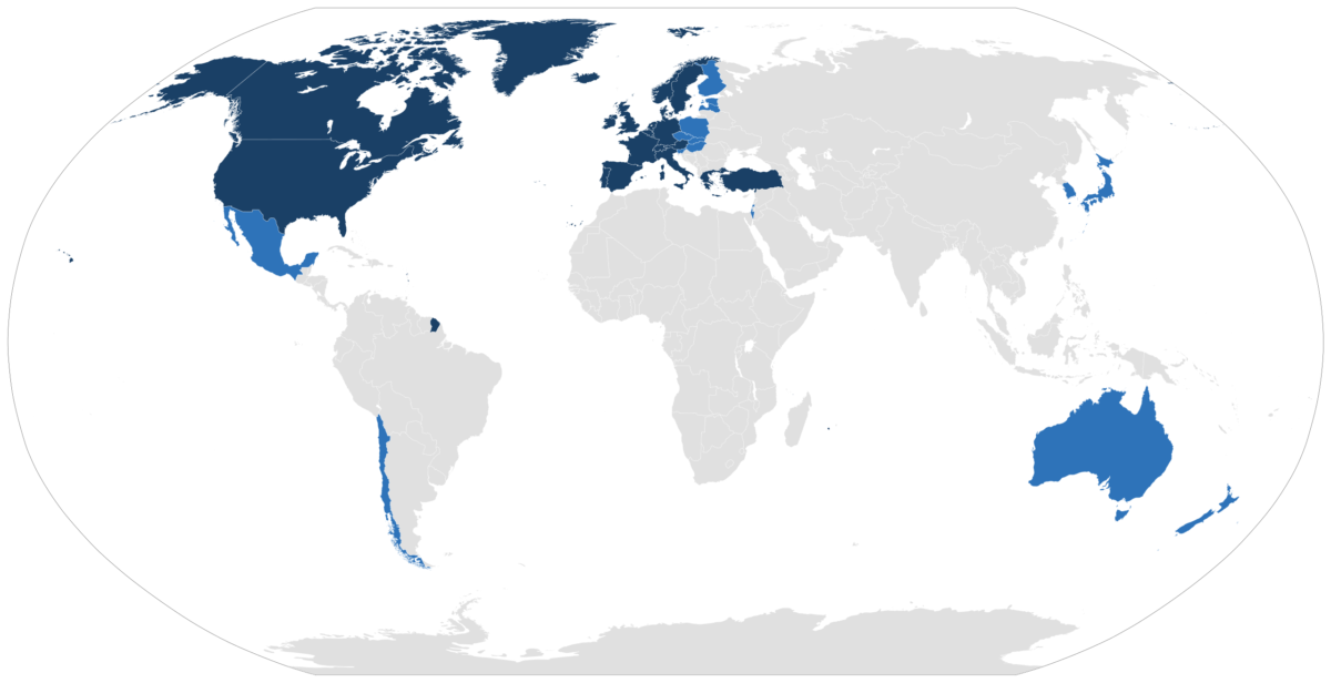 Организация экономического сотрудничества и развития, ОЭСР (Organisation for Economic Co-operation and Development, OECD), на карте мира, 2023 год. Тёмный цвет — государства-основатели 1961 года, светлый — присоединившиеся позже.