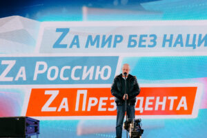 Дмитрий Юрьевич «Гоблин» Пучков на сцене, на митинге в Лужниках, фото 18 марта 2022