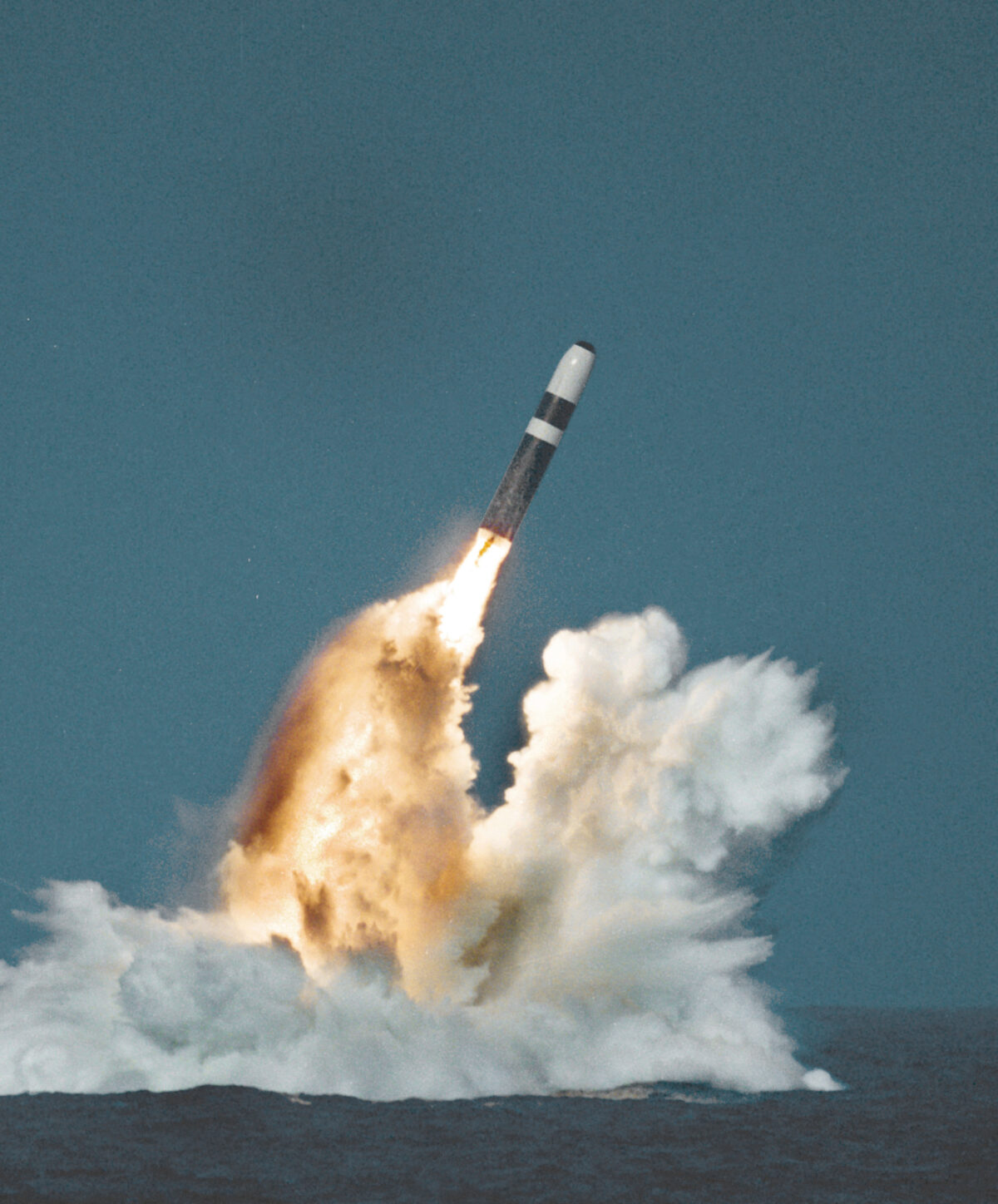 Пуск баллистической ракеты подводных лодок  (БРПЛ) Trident II, производства Lockheed Martin, США