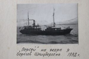 Советский корабль «Персей» на якоре, у берегов архипелага Шпицберген, Северный Ледовитый океан, фото, 1932 год