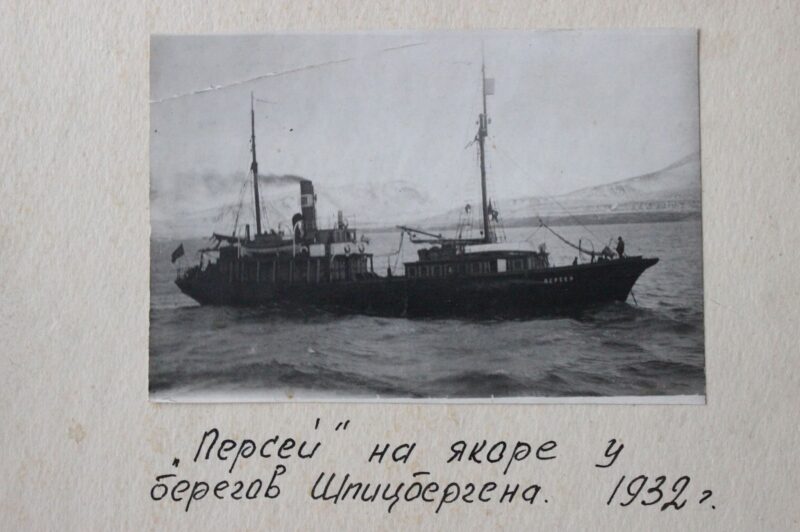 Советский корабль «Персей» на якоре, у берегов архипелага Шпицберген, Северный Ледовитый океан, фото, 1932 год