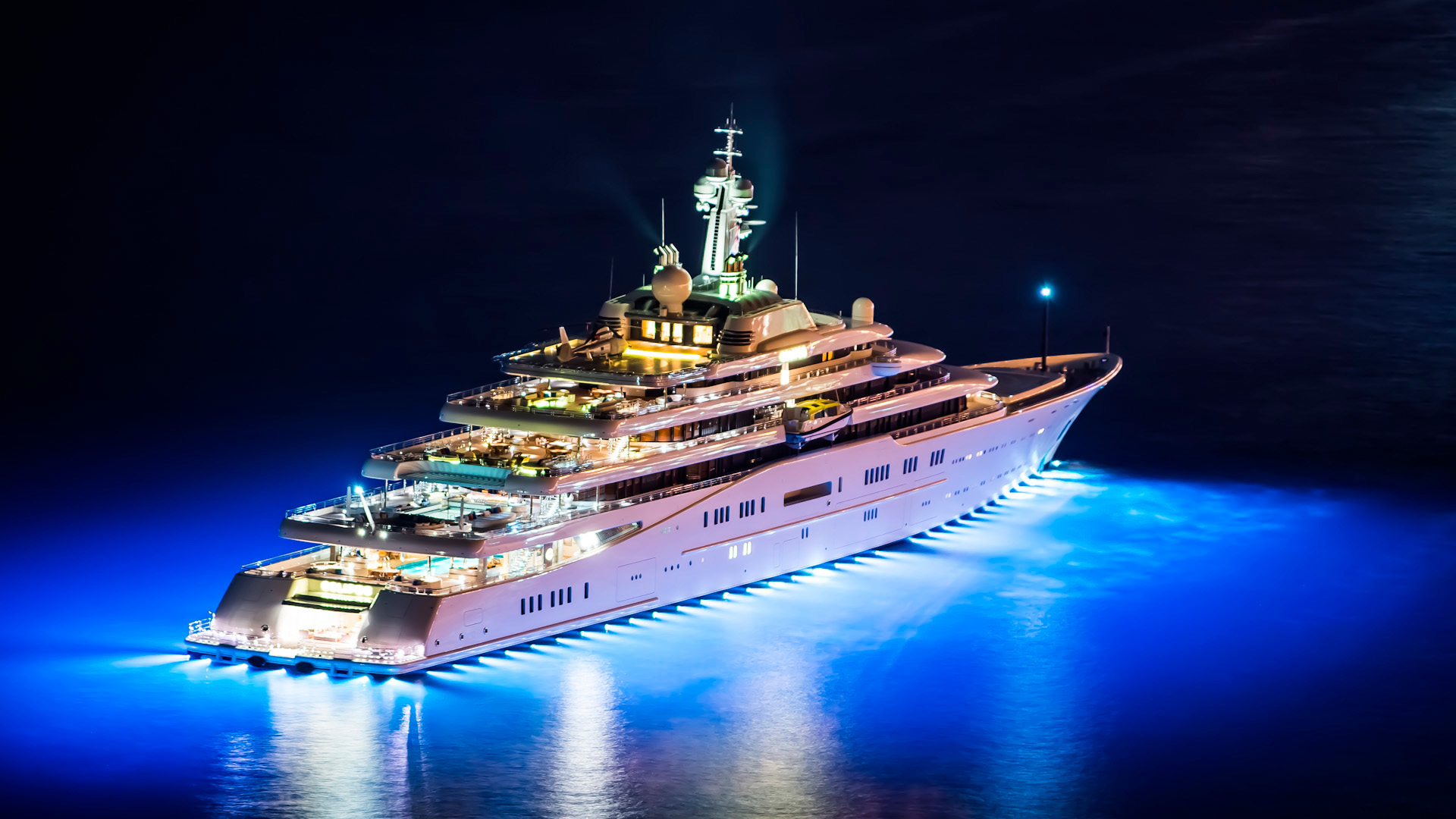 яхта Eclipse Романа Абрамовича (ночное фото с огнями)