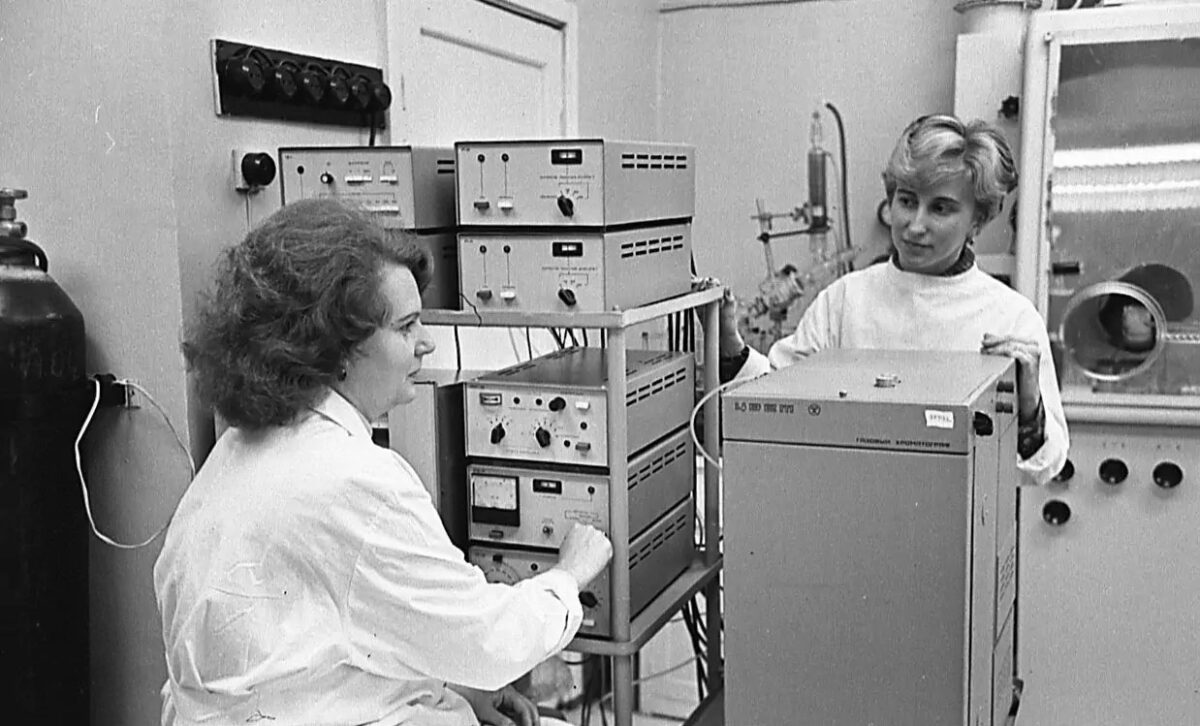 Инженеры Сентюрина С. Н. и Рипачева Р. В. в химической лаборатории Мурманского рыбокомбината, 1983 год.