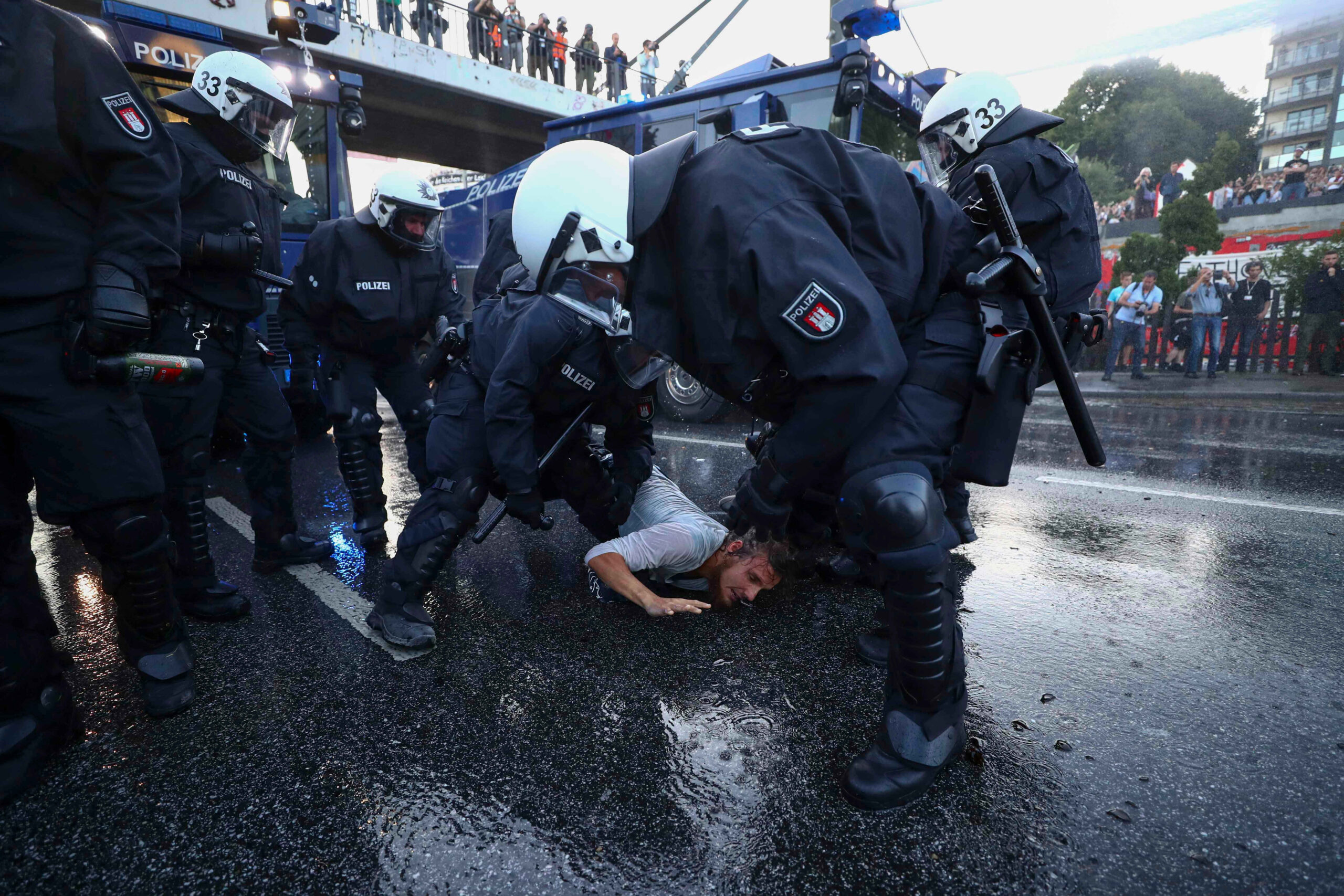 Германская полиция жестоко разгоняет протесты против G20. Германия, город Гамбург, 2017 год.
