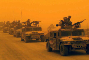 Колонна бронеавтомобилей HMMWV Корпуса морской пехоты США передвигается по Ираку во время песчаной бури, 26 марта 2003