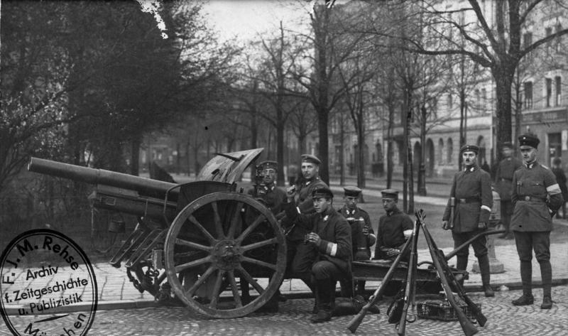 Фрайкоровцы с гаубицей на подавлении Баварской Советской Республики. Мюнхен (Германия), 1919 год.