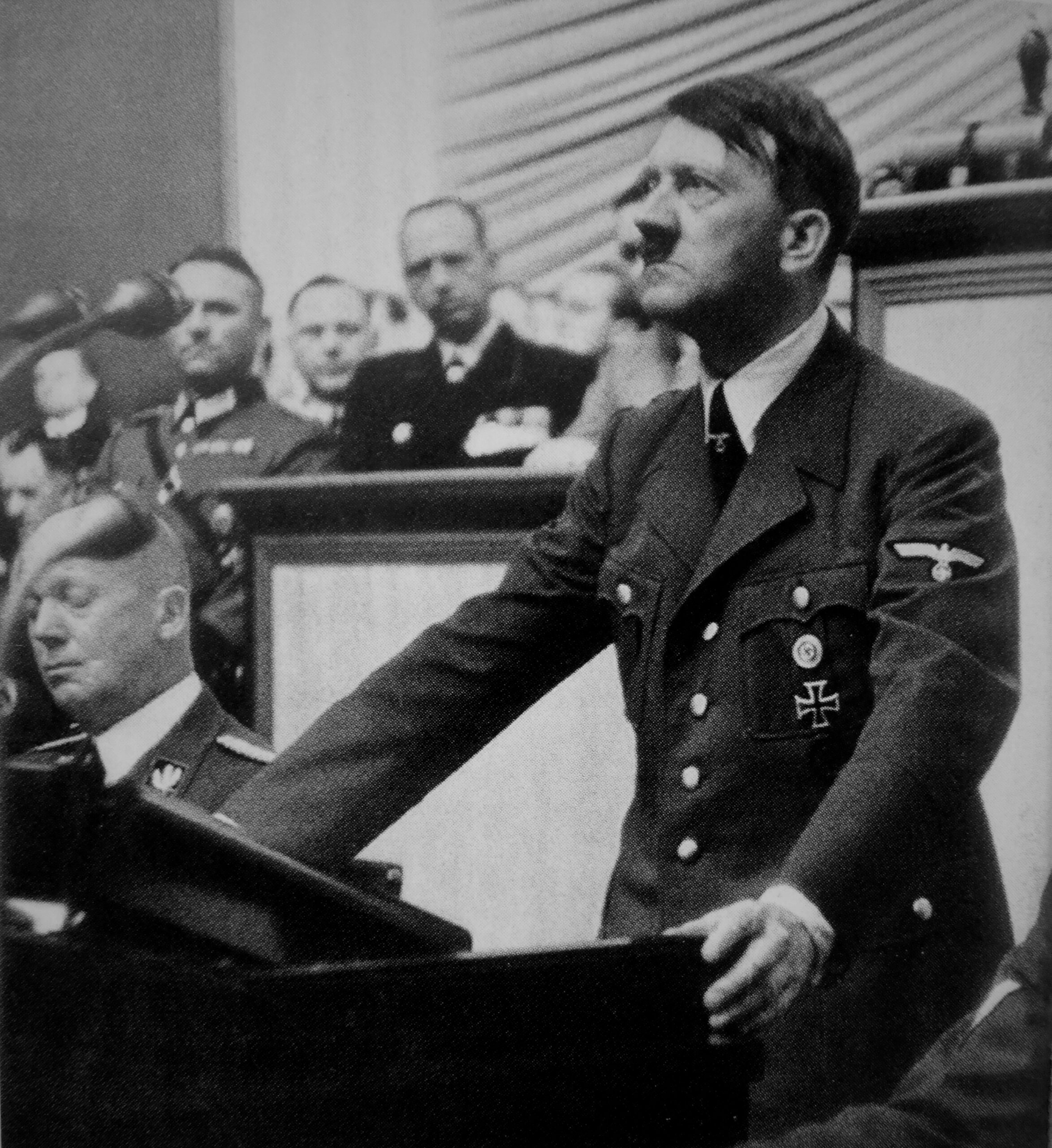Фюрер Адольф Гитлер выступает на заседании рейхстага в Кролль-опере, Берлин, 1 сентября 1939 года