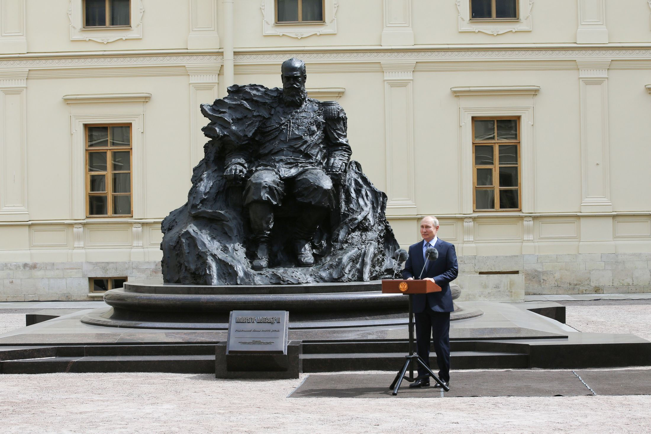 Владимир Путин на открытии памятника Александру III в Гатчине (Ленинградская область, Россия), 2021 год