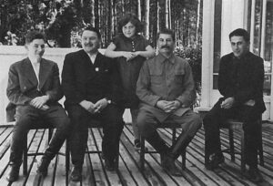 На фото: Василий Сталин, Андрей Жданов (член Политбюро ЦК ВКП(б), председатель Верховного Совета РСФСР), Светлана Аллилуева, Иосиф Сталин, Яков Джугашвили. На даче, 1930-е годы.