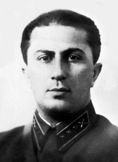 Джугашвили Яков Иосифович (1907—1943), сын члена Политбюро ЦК ВКП(б) Иосифа Сталина