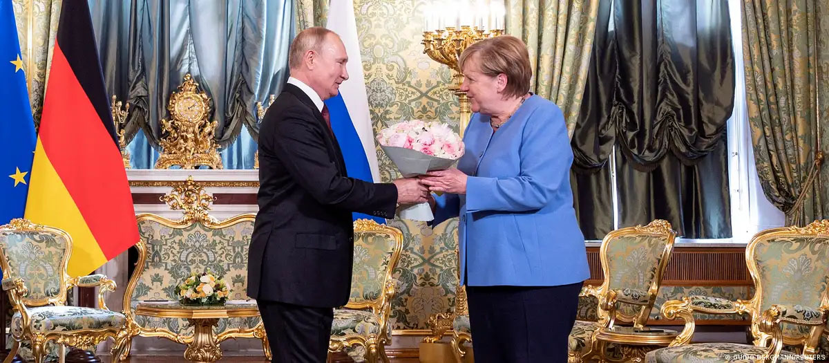 президент России Владимир Путин вручает букет цветов канцлеру Германии Ангеле Меркель во время её визита в Москву 20 августа 2021 года