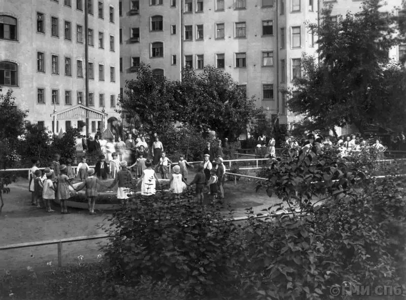 фото: во дворе дома №27/2, 2-я Советская улица; 22 июля 1935, СССР, Ленинград (сейчас — РФ, Санкт-Петербург, Центральный район)