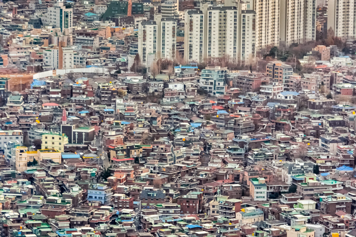 хаотичная плотная застройка города Сеул, Южная Корея