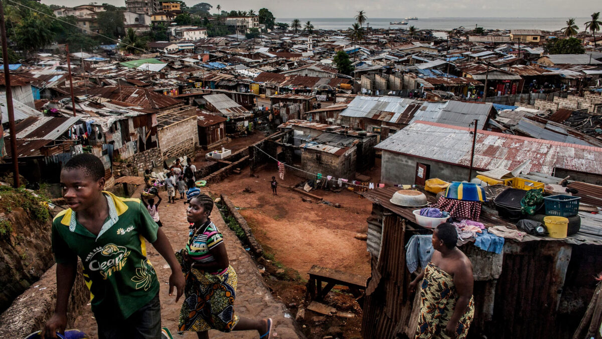 трущобы района Кру Бэй, город Фритаун, столица Сьерра-Леоне | Kroo Bay, Freetown, Sierra Leone