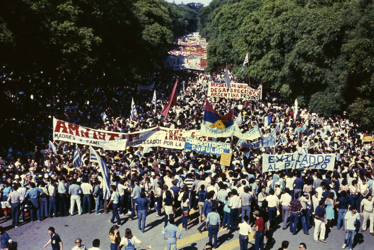 Река свободы, Митинг у обелиска (Acto del Obelisco, Río de Libertad), Монтевидео, Уругвай, 27 ноября 1983 года. Широкий коалиционный продемократический митинг против уругвайской хунты.