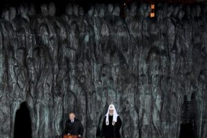 Президент РФ Владимир Путин и патриарх РПЦ Кирилл (Владимир Гундяев) на открытии мемориального комплекса «Стена скорби», город Москва, 30 октября 2017 года