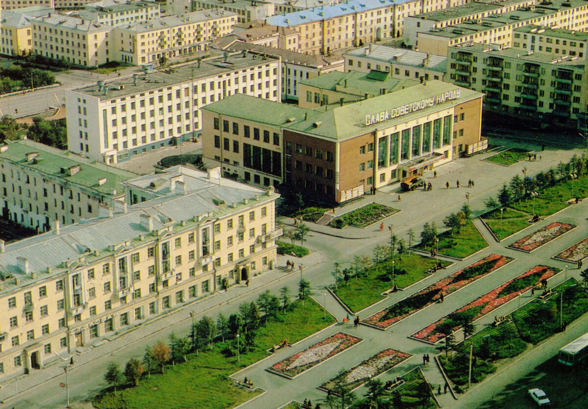 СССР, город Магадан; проспект Карла Маркса, 35; Дом культуры и сквер; 1980-е годы