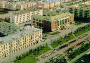 СССР, город Магадан; проспект Карла Маркса, 35; Дом культуры и сквер; 1980-е годы