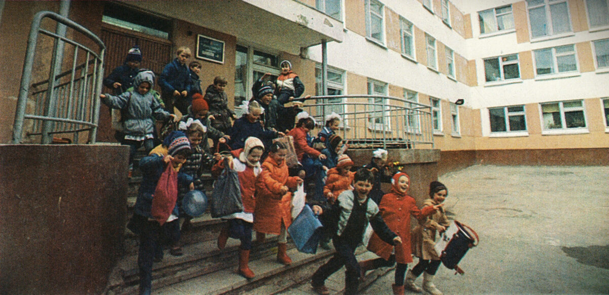 СССР, город Магадан; улица Лукса, 7; дети весело выходят из школы №1; 1980-е годы