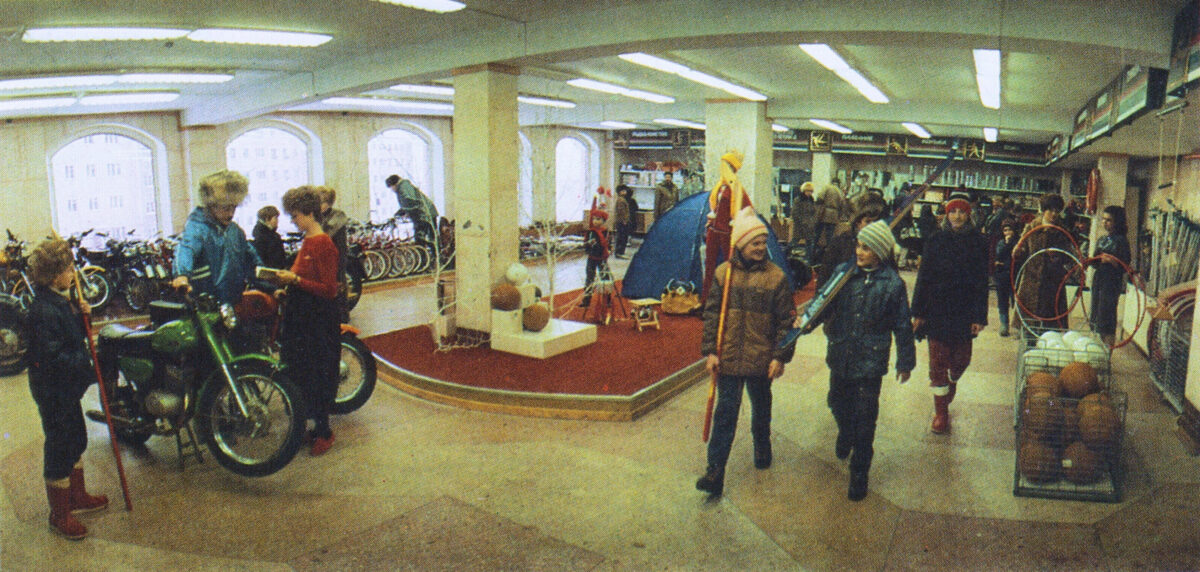 СССР, город Магадан; улица Гагарина, 28; внутри магазина; 1980-е годы